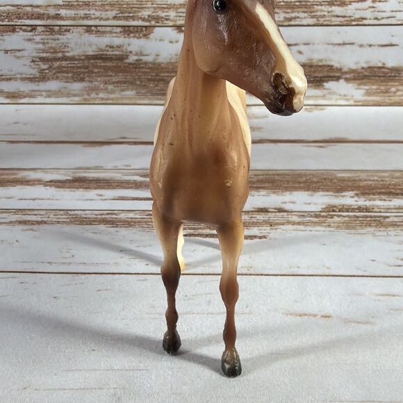 Breyer Classic Duchess 61070 Red Roan Mare – Blaze Snip Hind Socks – Chip on Ear - Picture 3 of 6